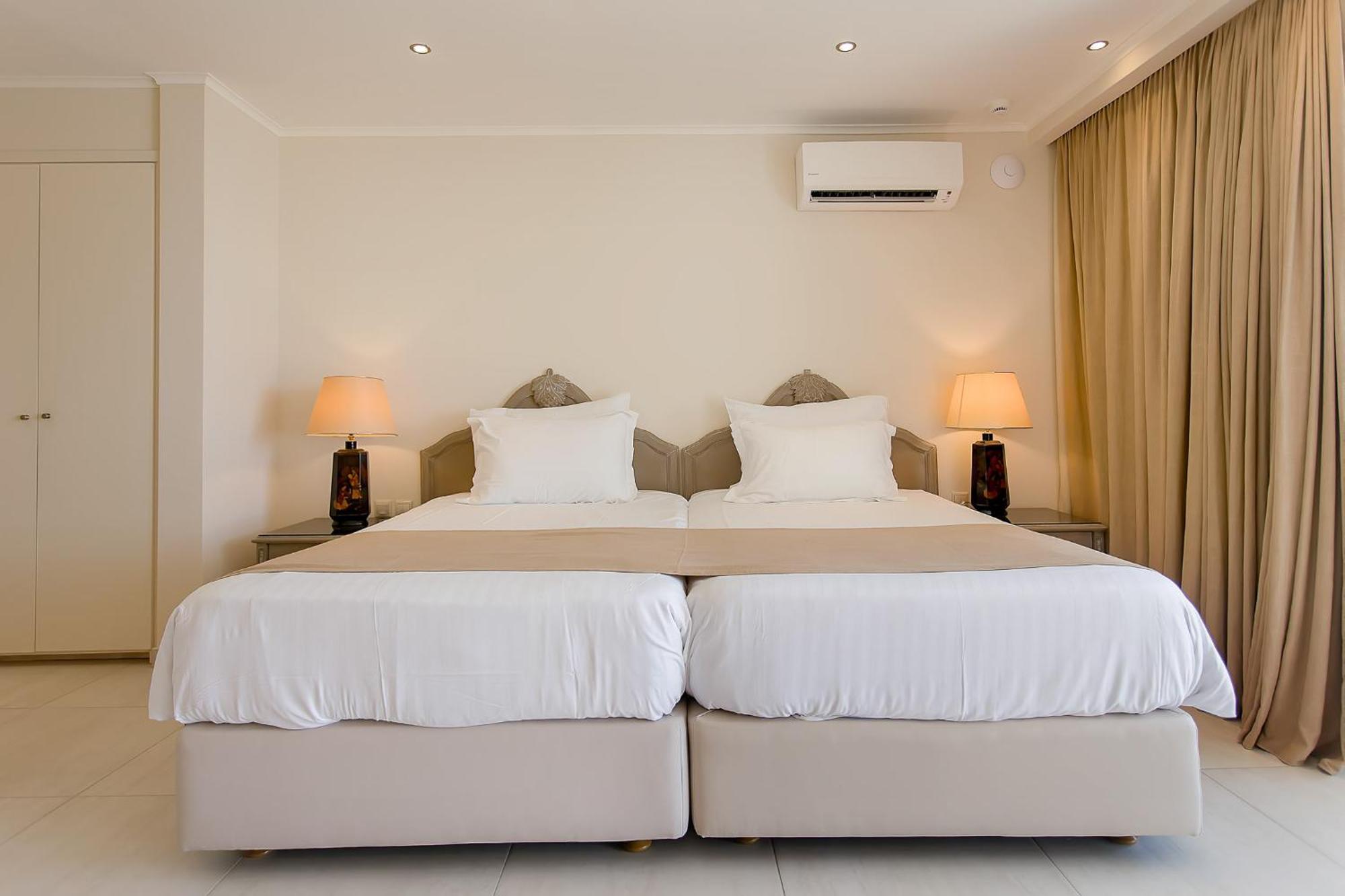 Corfu Holiday Palace Perama  Luaran gambar A bedroom with two single beds
