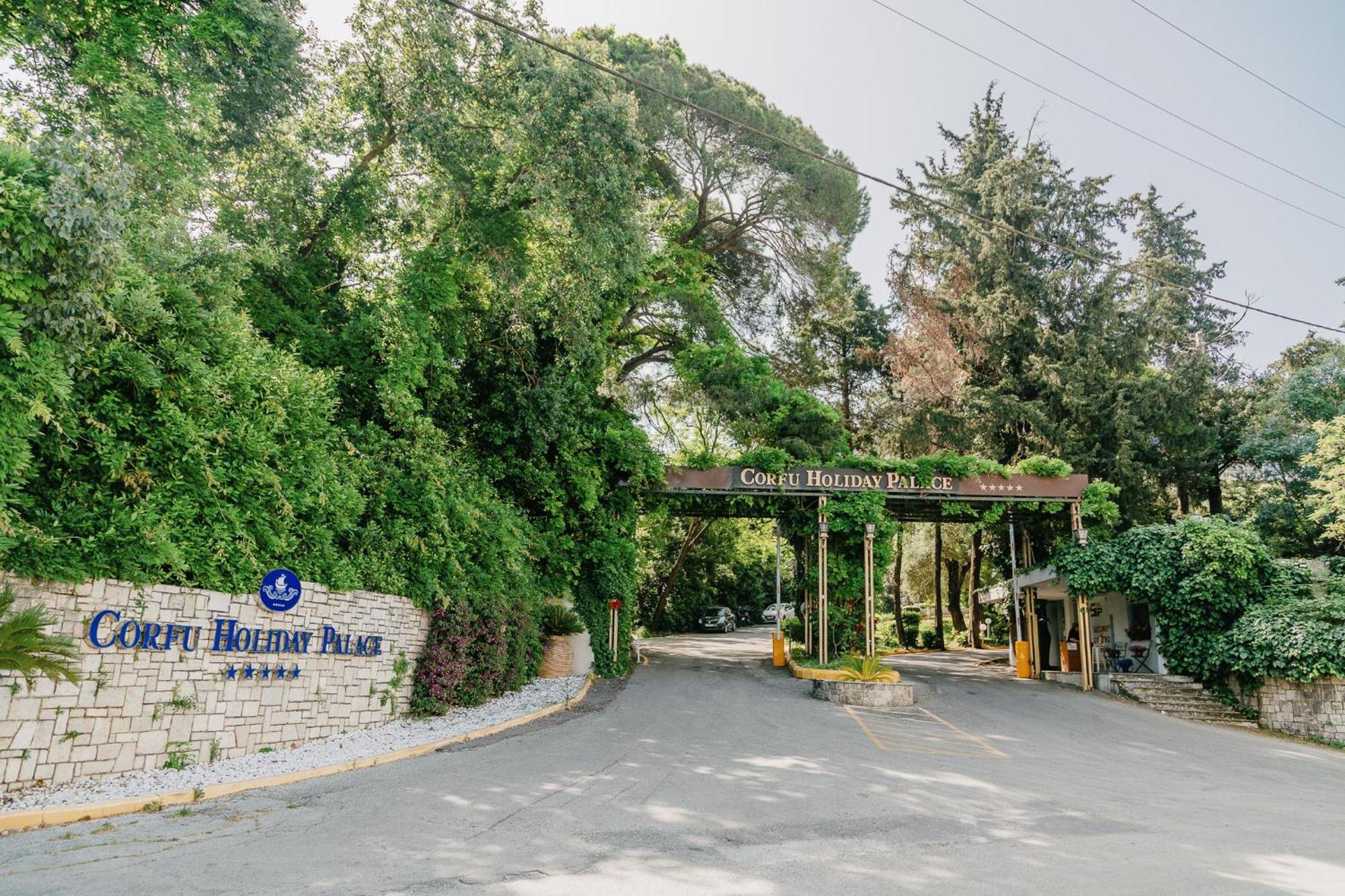 Corfu Holiday Palace Perama  Luaran gambar Entrance to the resort