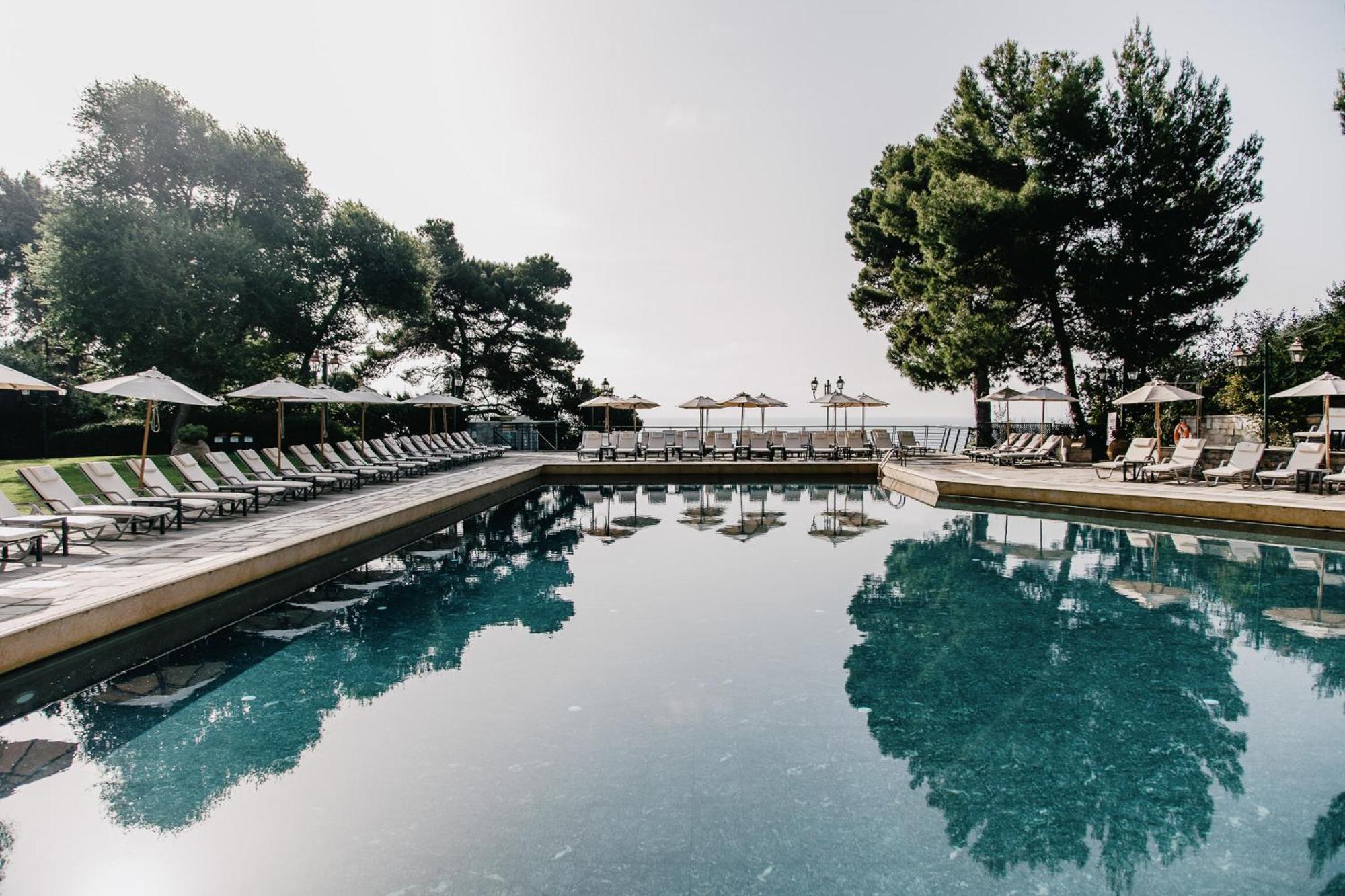 Corfu Holiday Palace Perama  Luaran gambar The pool at the Hotel de la Villa d'Alcôte