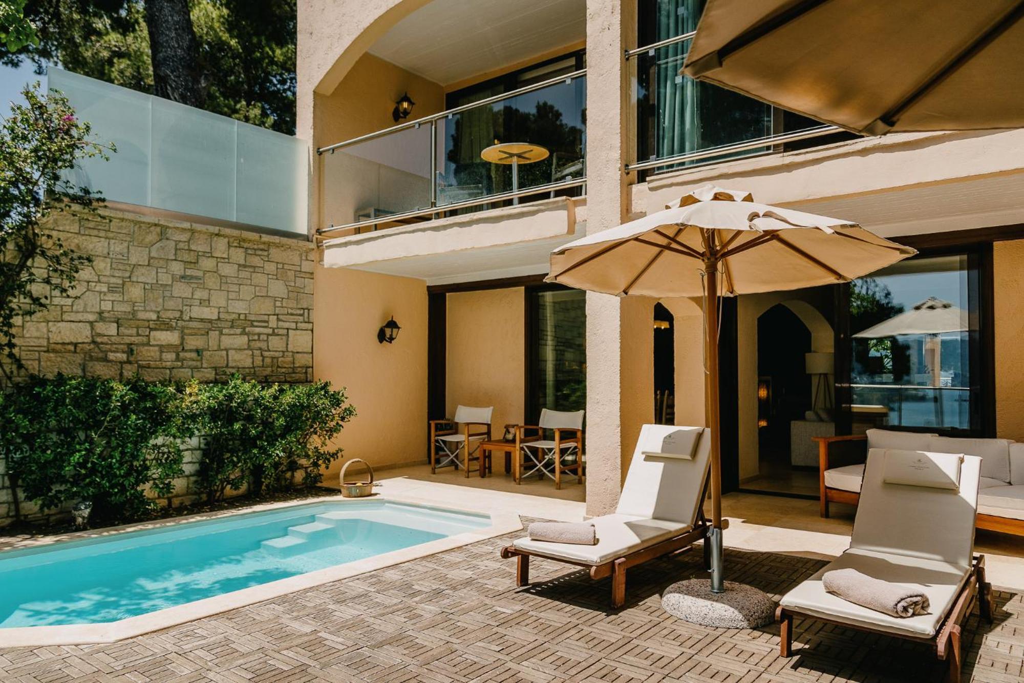 Corfu Holiday Palace Perama  Luaran gambar A private pool at a hotel
